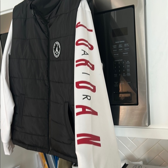 Air Jordan Black Puffer Vest with Logo - Picture 4 of 10